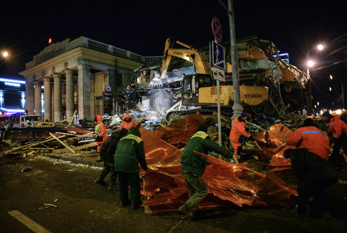 В Москве начался снос ларьков, признанных «опасным самостроем» В Москве начался снос ларьков, признанных «опасным самостроем»