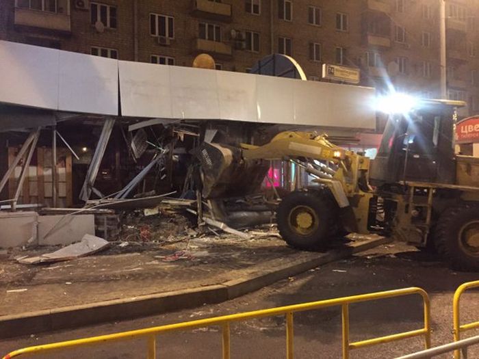 В Москве начался снос ларьков, признанных «опасным самостроем» В Москве начался снос ларьков, признанных «опасным самостроем»