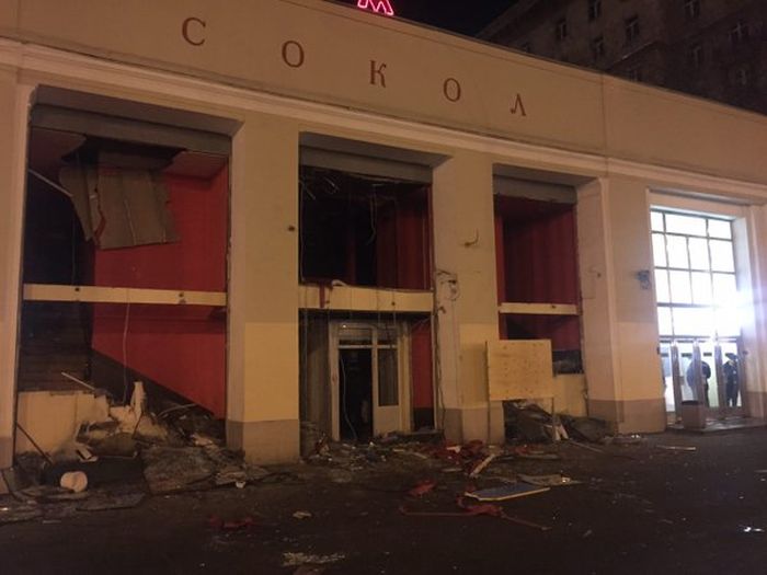 В Москве начался снос ларьков, признанных «опасным самостроем» В Москве начался снос ларьков, признанных «опасным самостроем»