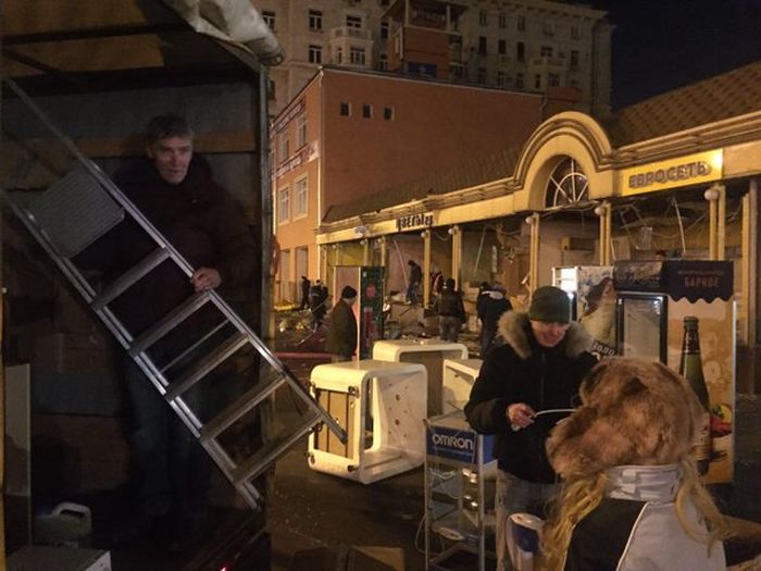 В Москве начался снос ларьков, признанных «опасным самостроем» В Москве начался снос ларьков, признанных «опасным самостроем»