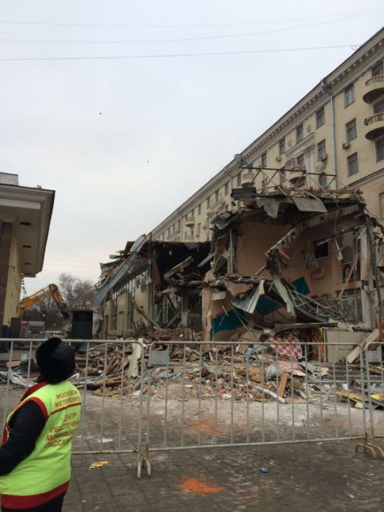 В Москве начался снос ларьков, признанных «опасным самостроем» В Москве начался снос ларьков, признанных «опасным самостроем»