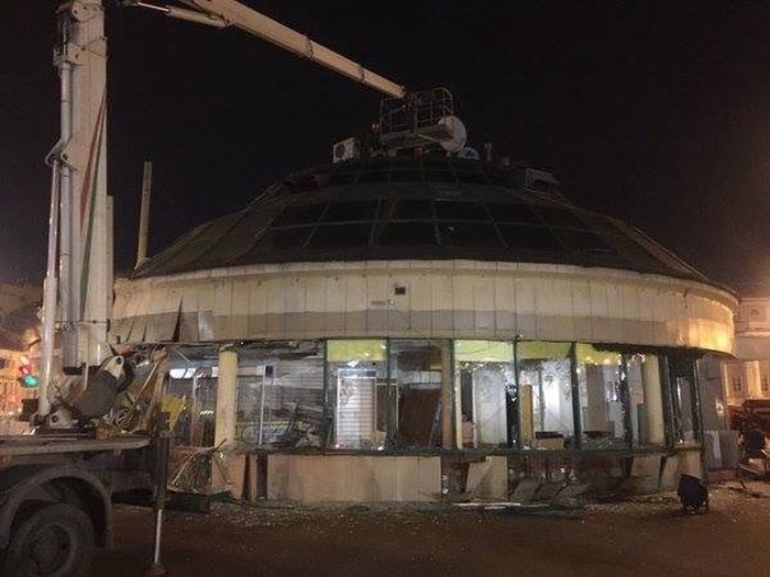 В Москве начался снос ларьков, признанных «опасным самостроем» В Москве начался снос ларьков, признанных «опасным самостроем»