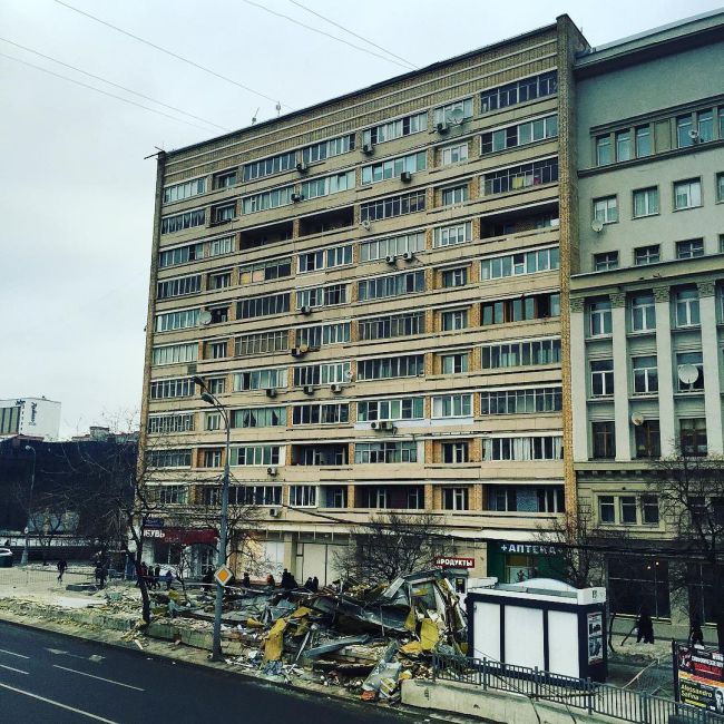 В Москве начался снос ларьков, признанных «опасным самостроем» В Москве начался снос ларьков, признанных «опасным самостроем»
