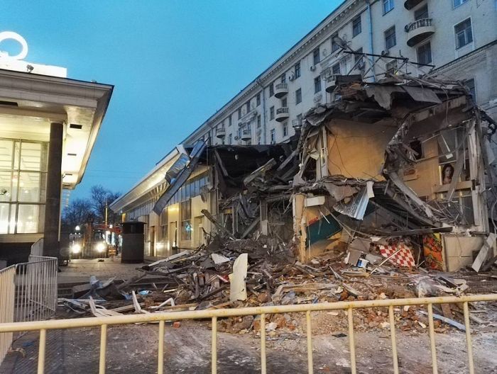 В Москве начался снос ларьков, признанных «опасным самостроем» В Москве начался снос ларьков, признанных «опасным самостроем»
