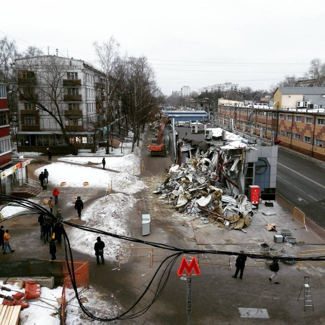 В Москве начался снос ларьков, признанных «опасным самостроем» В Москве начался снос ларьков, признанных «опасным самостроем»