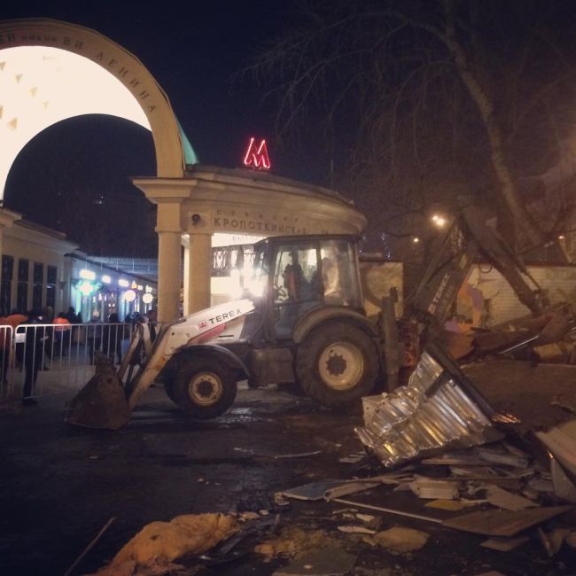 В Москве начался снос ларьков, признанных «опасным самостроем» В Москве начался снос ларьков, признанных «опасным самостроем»