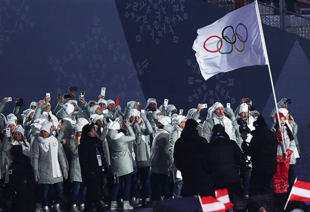 Российские спортсмены на церемонии открытия Зимних Олимпийских игр в Пхёнчхане