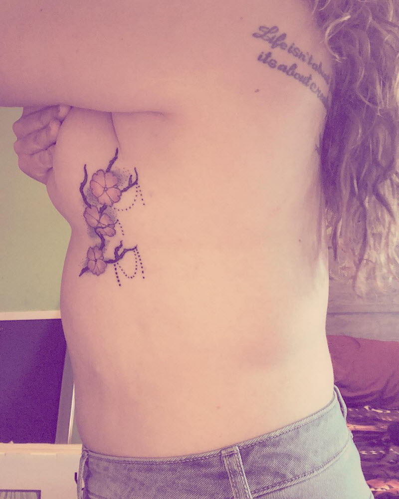Sideboob tattoo: новая модная тенденция татуировок среди девушек