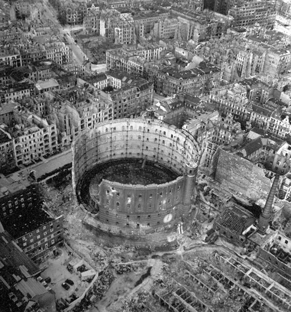 Бункера Гитлера в апреле 1945-го Бункера Гитлера в апреле 1945-го