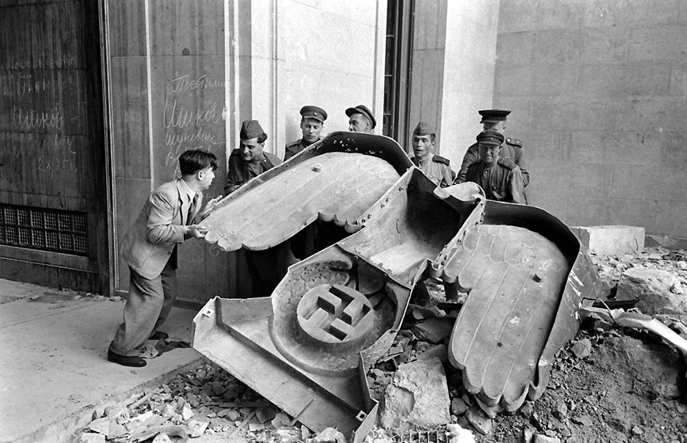Бункера Гитлера в апреле 1945-го Бункера Гитлера в апреле 1945-го
