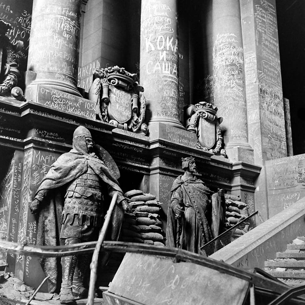 Бункера Гитлера в апреле 1945-го Бункера Гитлера в апреле 1945-го