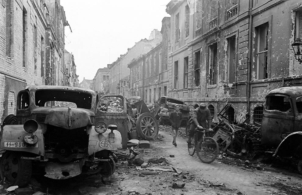 Бункера Гитлера в апреле 1945-го Бункера Гитлера в апреле 1945-го