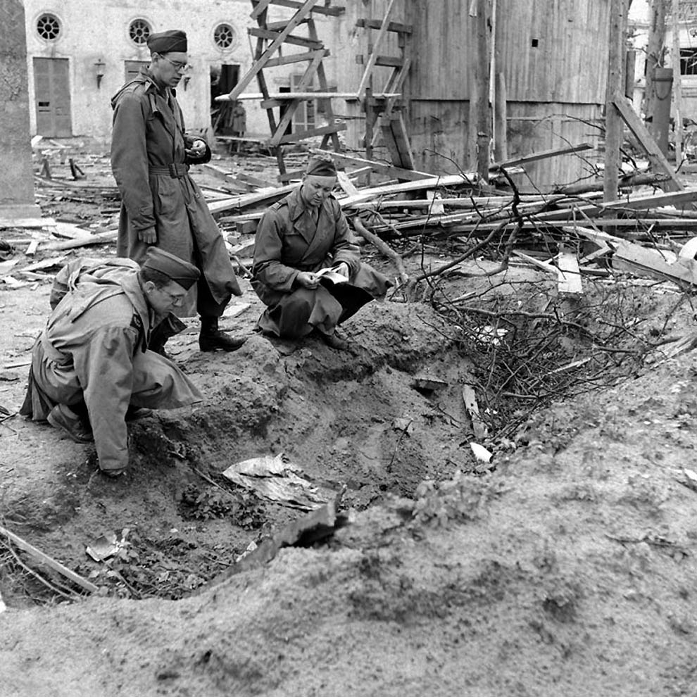 Бункера Гитлера в апреле 1945-го Бункера Гитлера в апреле 1945-го