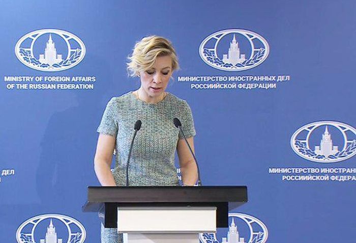 Представитель МИД России Мария Захарова выступила на фоне баннера с грамматической ошибкой