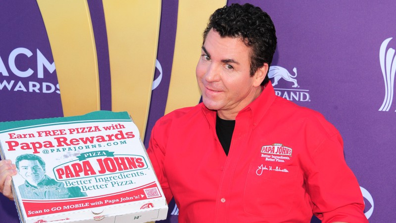 Основатель сети пиццерий Papa John’s покинул свой пост и подал в суд на компанию Основатель сети пиццерий Papa John’s покинул свой пост и подал в суд на компанию