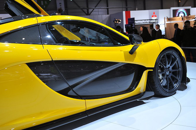 Суперкар McLaren P1 на Женевском автосалоне