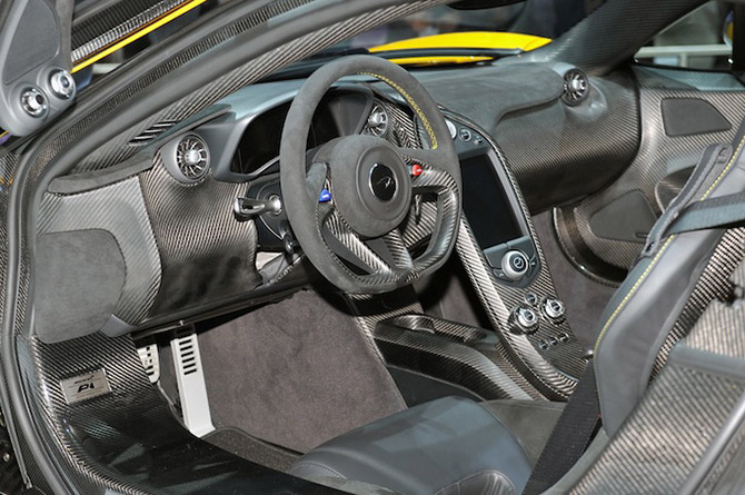Суперкар McLaren P1 на Женевском автосалоне