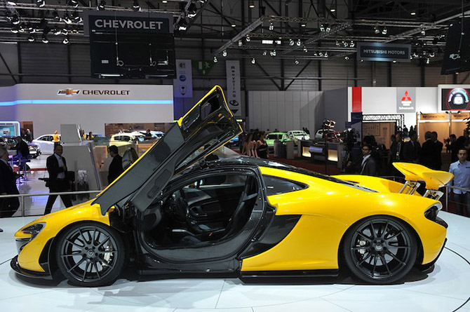 Суперкар McLaren P1 на Женевском автосалоне
