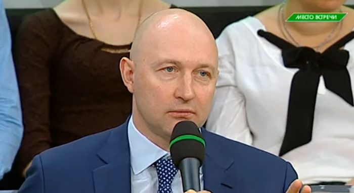 В прямом эфире телепередач, одновременно идущих по разным каналам, выступили одни и те же эксперты