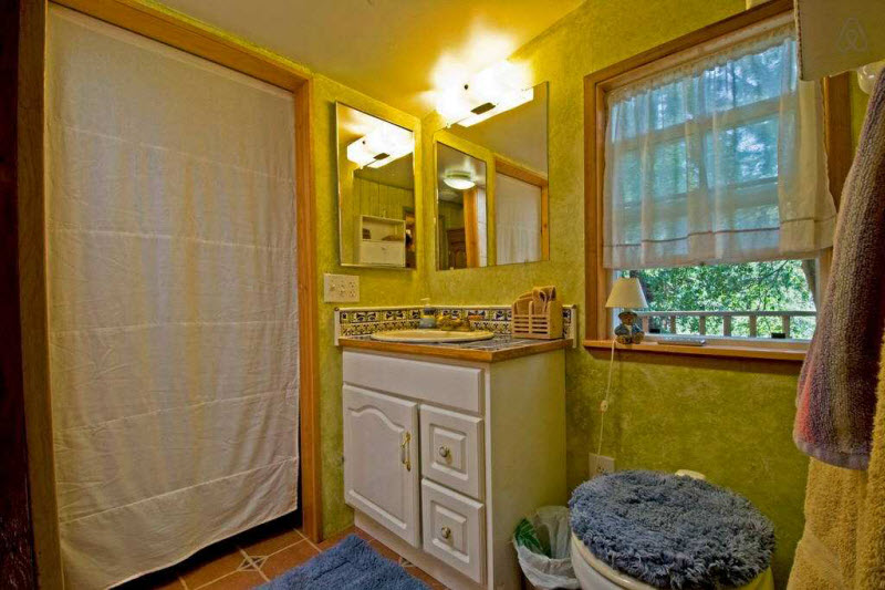 Внутри домика-гриба — самого популярного объекта, сдаваемого в аренду на Airbnb Внутри домика-гриба — самого популярного объекта, сдаваемого в аренду на Airbnb