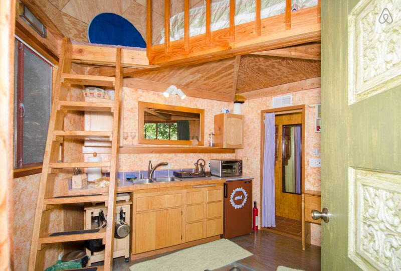 Внутри домика-гриба — самого популярного объекта, сдаваемого в аренду на Airbnb Внутри домика-гриба — самого популярного объекта, сдаваемого в аренду на Airbnb