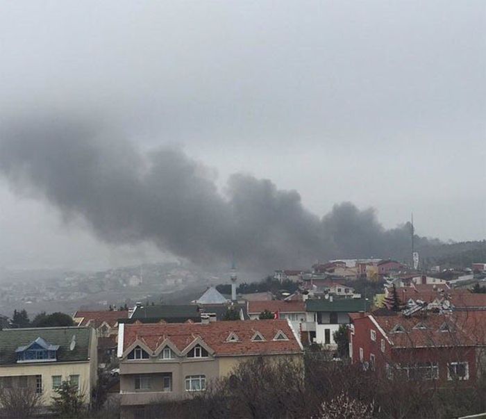 В пригороде Стамбула вертолет упал на трассу