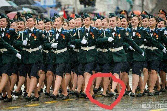 В Екатеринбурге участница Парада Победы лишилась обуви