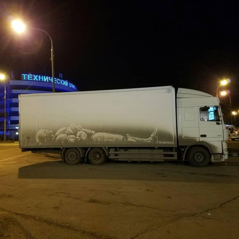 Московский художник использует грязь на авто в качестве холста