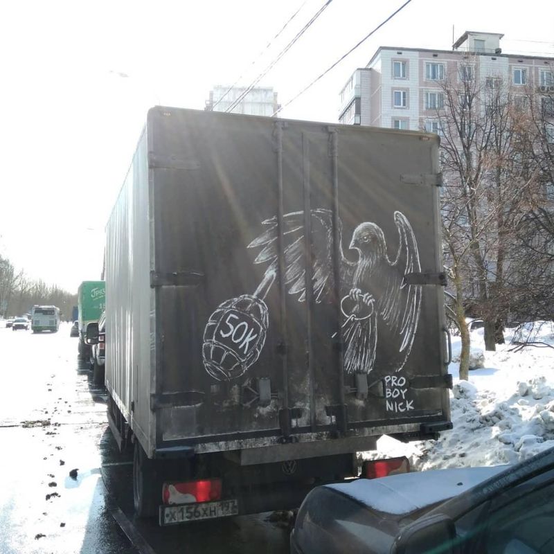 Московский художник использует грязь на авто в качестве холста