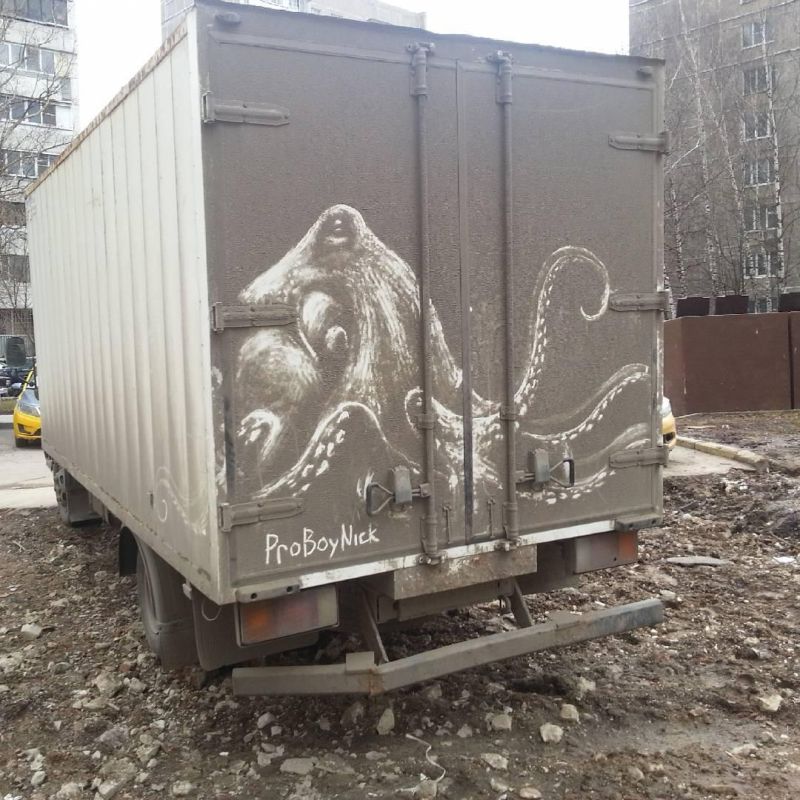 Московский художник использует грязь на авто в качестве холста