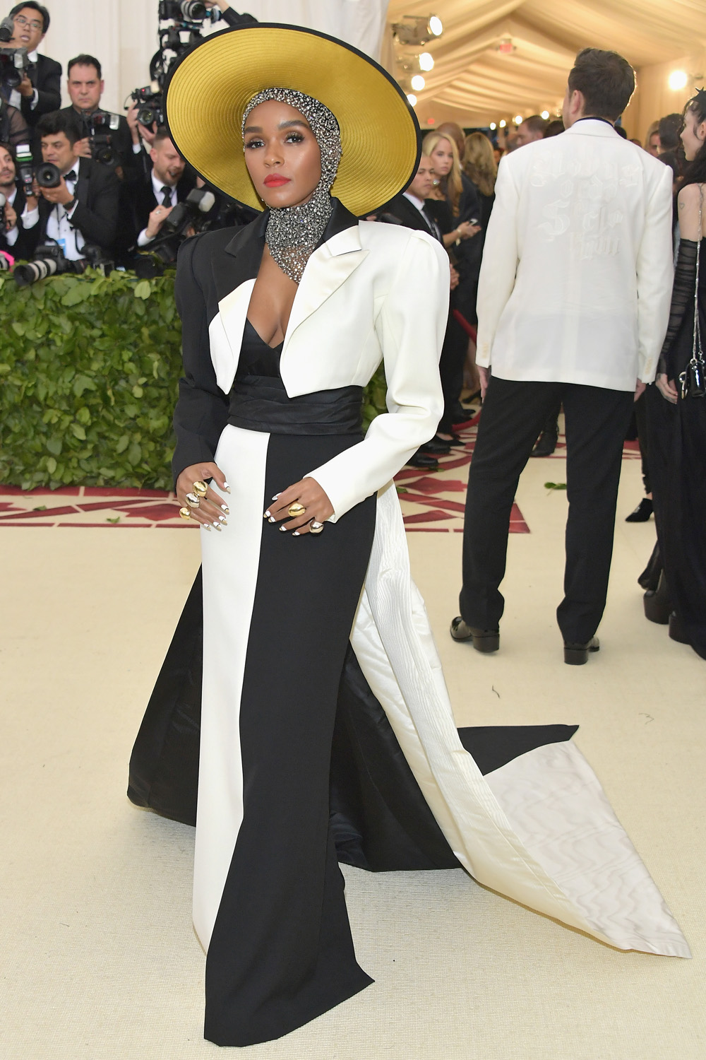Самые яркие образы знаменитостей на церемонии Met Gala 2018 Самые яркие образы знаменитостей на церемонии Met Gala 2018