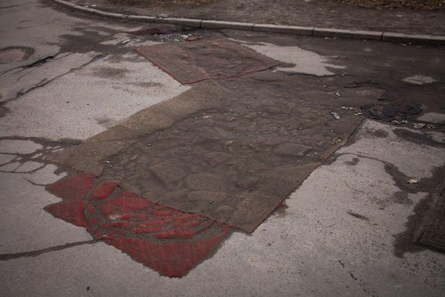 В Петрозаводске дорожные ямы спрятали под коврами