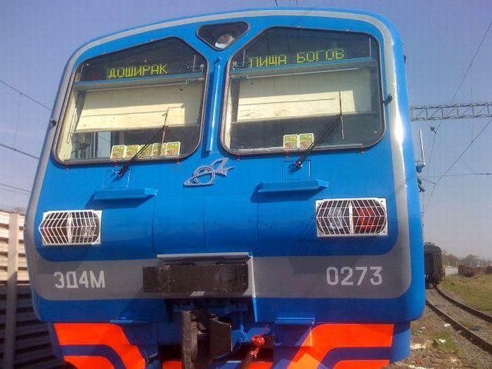 Машинисты веселятся, устанавливая на табло забавные надписи