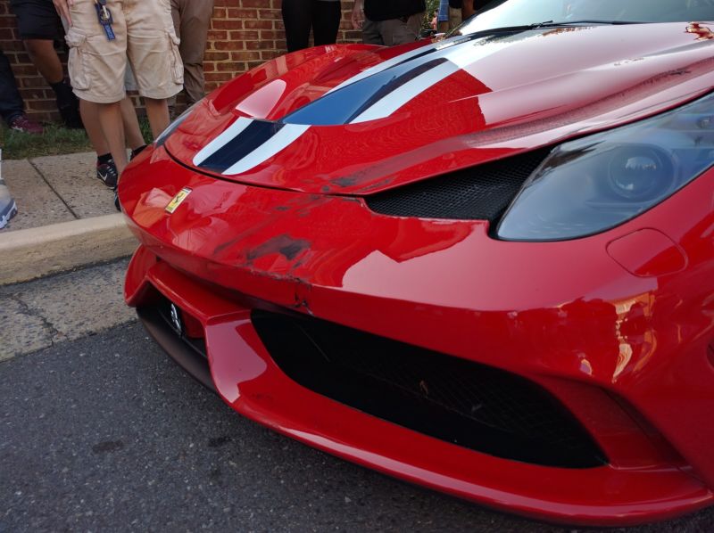 Дамочка на стареньком 'Мерседесе' наехала на Ferrari стоимостью 300 000 баксов