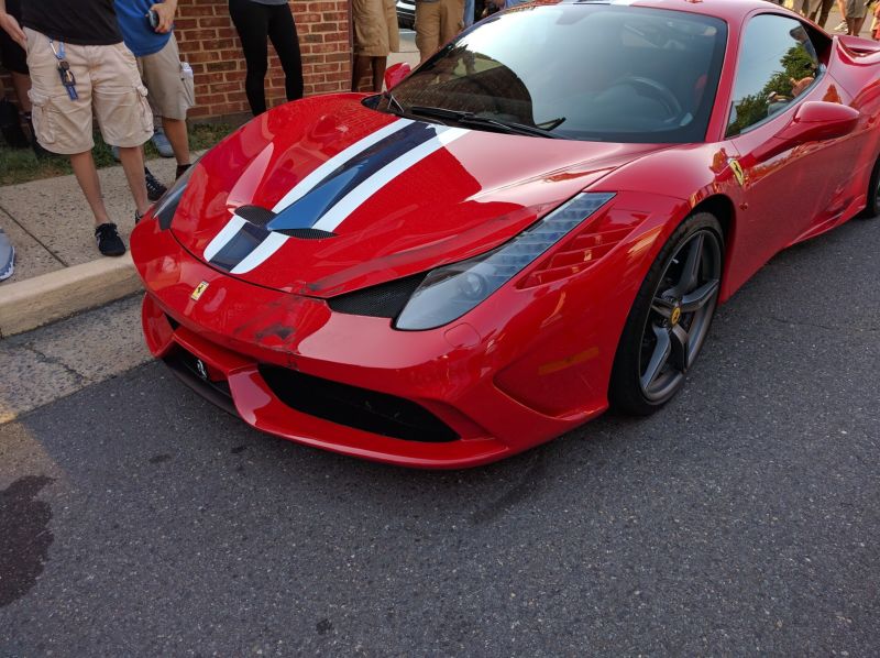 Дамочка на стареньком 'Мерседесе' наехала на Ferrari стоимостью 300 000 баксов