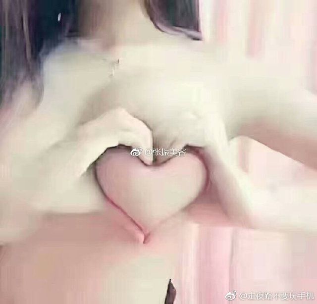 Китаянки скручивают свои груди в сердечко