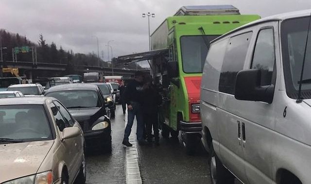 Странные и забавные ситуации, заснятые из окна автомобиля