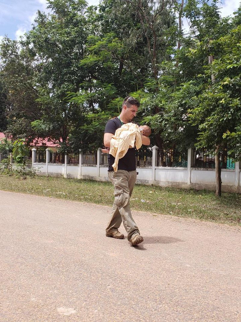 После катастрофы в Лаосе нашли младенца, который больше недели находился среди обломков