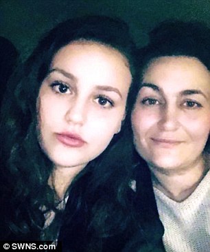 Британка, узнав, что пожилая соседка не убиралась и не мылась 13 лет, изменила ее жизнь Британка, узнав, что пожилая соседка не убиралась и не мылась 13 лет, изменила ее жизнь