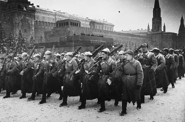 7 знаменитых парадов на Красной площади 7 знаменитых парадов на Красной площади