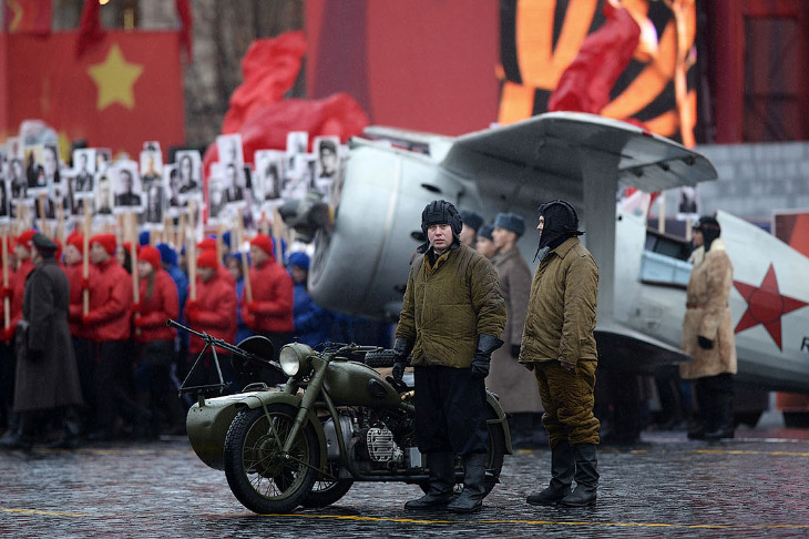 Марш на Красной площади в честь парада 7 ноября 1941 года