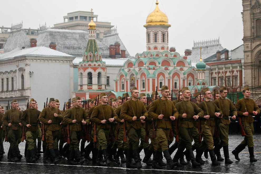 Марш на Красной площади в честь парада 7 ноября 1941 года