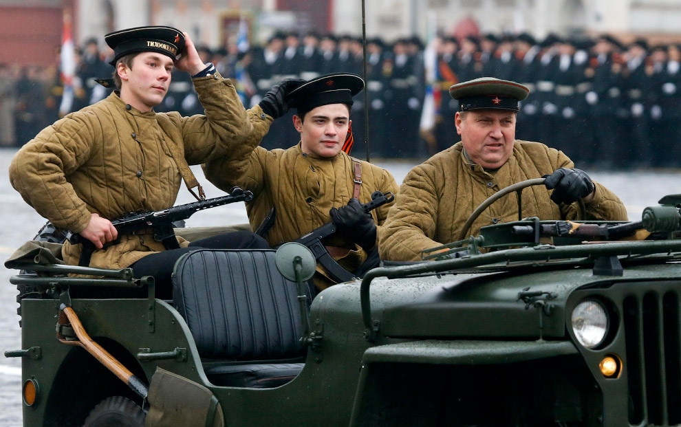 Марш на Красной площади в честь парада 7 ноября 1941 года