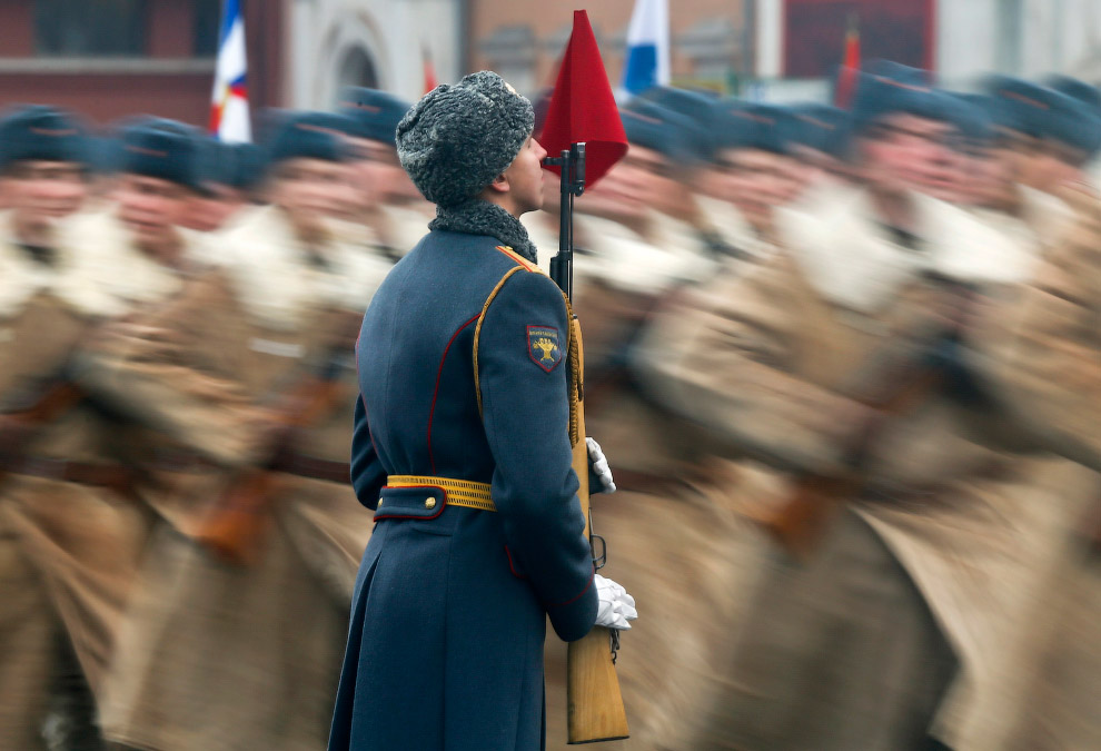 Марш на Красной площади в честь парада 7 ноября 1941 года