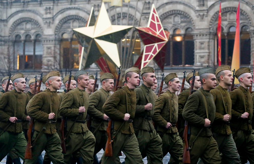 Марш на Красной площади в честь парада 7 ноября 1941 года