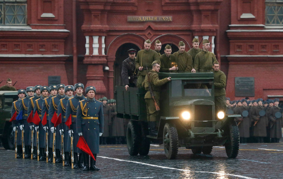 Марш на Красной площади в честь парада 7 ноября 1941 года