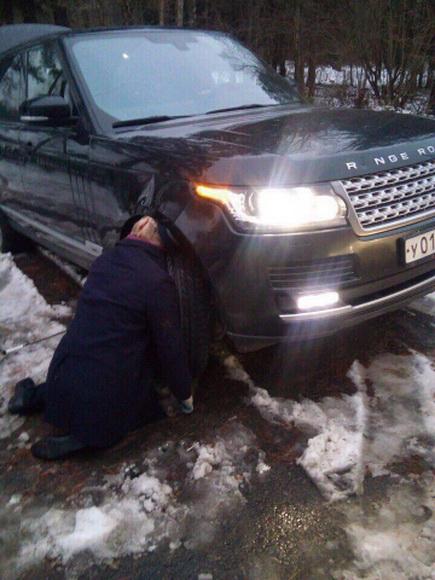 Мужчина погиб под колесами собственного автомобиля