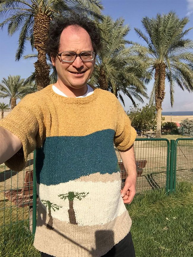 Чувак вяжет уродливые свитера с памятными местами и фотографируется в них на фоне этих мест