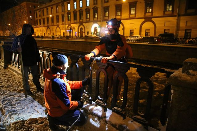 Спасение чайки, вмерзшей в Неву