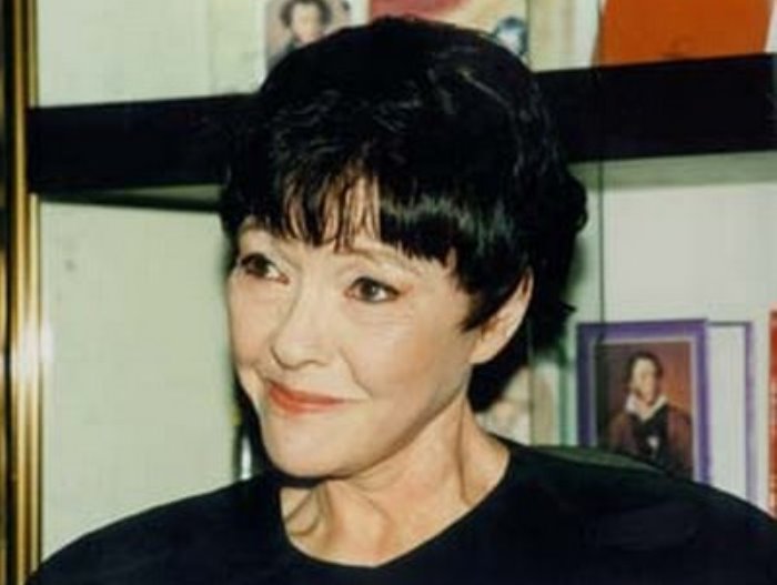 Белла Ахмадулина: 80 лет назад родилась легендарная поэтеса Белла Ахмадулина: 80 лет назад родилась легендарная поэтеса